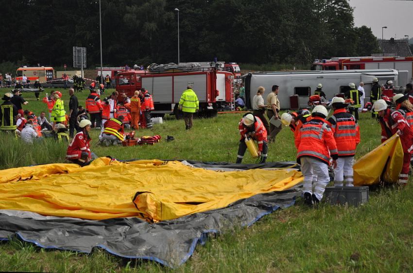 Schwerer Unfall mit Reisebus Lohmar Donrather Dreieck P076.JPG